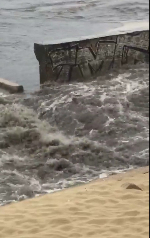 Ph&aacute;t[-]hoảng[-]với[-]clip[-]nước[-]thải[-]tu&ocirc;n[-]ra[-]b&atilde;i[-]biển[-]Đ&agrave;[-]Nẵng